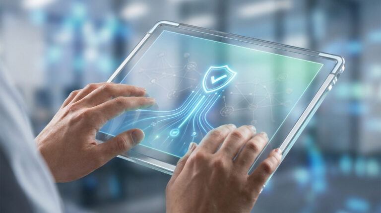 Wawacity telegram : trouve l’adresse officielle facilement Mains manipulant une tablette numérique affichant un bouclier de sécurité holographique et une interface réseau.