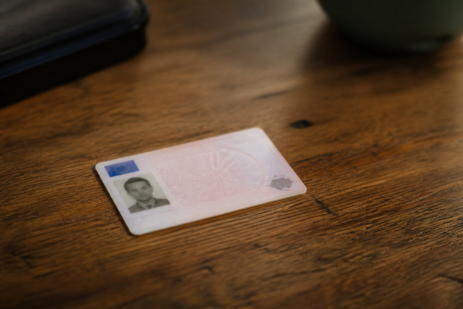 Tes papiers d'identite et ton permis à portée de main